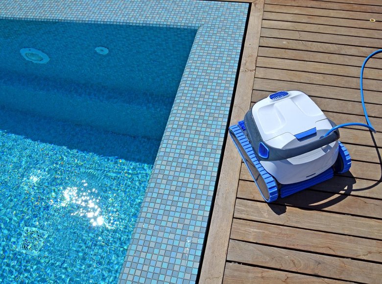 Comparison of swimming pool robots Dolphin S200 and S300i Smart