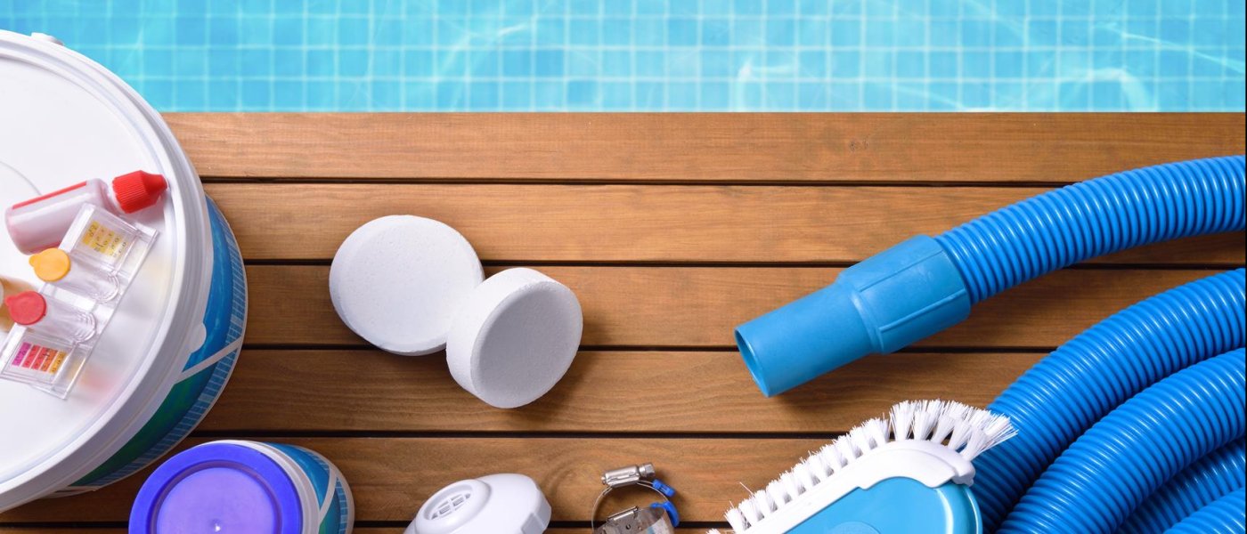 6 produits indispensables pour bien entretenir votre piscine